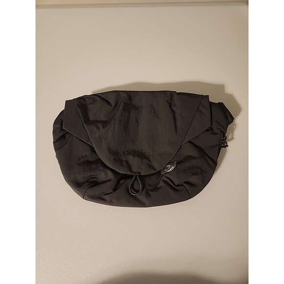 Lululemon Curved Crossbody Bag 3L Unisex Black Adjustable Strap Magnetic Close - Picture 1 of 14